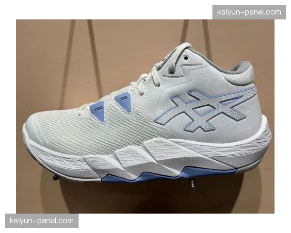 运动品牌推出新款轻量化篮球鞋，主打“提升转换冲刺阶段响应”